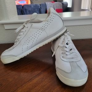 Puma Roma Shoes! Size 5.5 youth which is also equivalent to 7 womens or 6 mens.